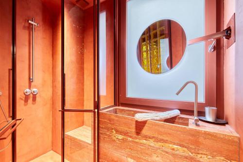 Magnificent apartment in the heart of Paris - image 3