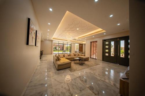 Private Oasis In Barka Gardens, playgrounds & Pools, perfect family Gateway in 巴爾卡