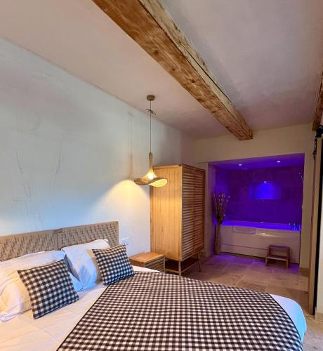 1 queen bed, 1 sofa bed