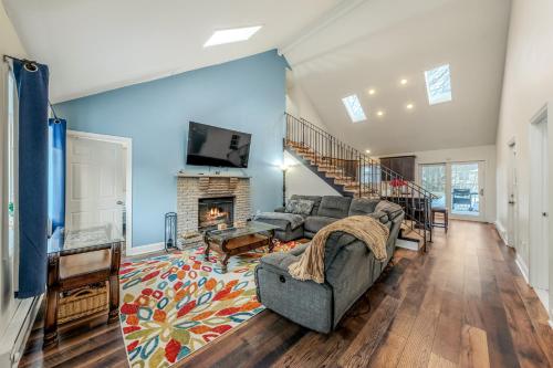 Cozy Poconos Retreat with Hot Tub & Screened Porch in Tobyhanna, Vereinigte Staaten von Amerika