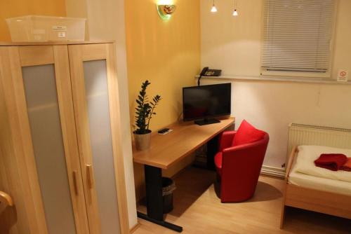 BudgetRooms - souterrain-private rooms & kitchen in Mannheim, Deutschland