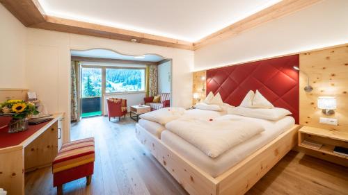 1 queen bed, 1 sofa bed