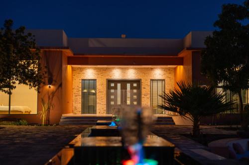 Private Oasis In Barka Gardens, playgrounds & Pools, perfect family Gateway in 巴爾卡