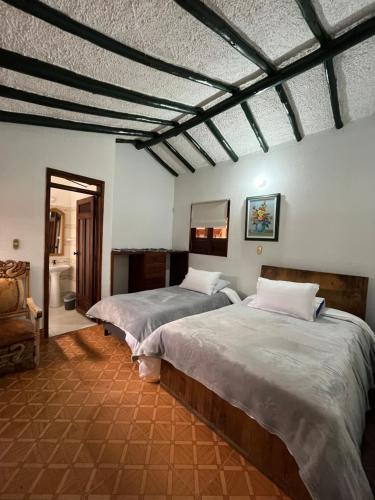 2 twin beds