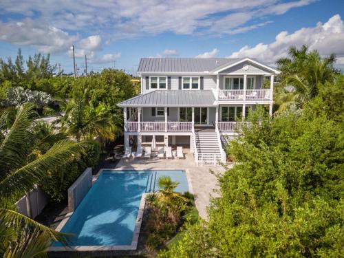 Spindrift House -Huge Pool, Dock – khách sạn tại Stock Islan