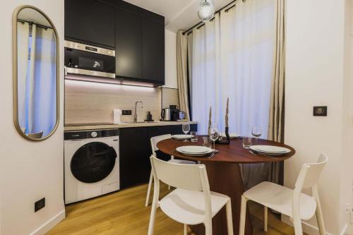 Superb duplex 1 bedroom Center of Paris - image 4