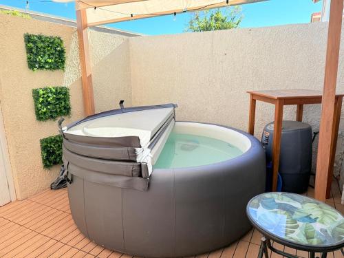 Tropical Desert Oasis with Tennis Jacuzzi BBQ in 大教堂市