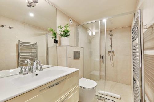 Cozy Apartment Center of Paris - image 9