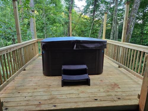 Hot tub, Country Hideaway with Fun! in Rogersville (TN)