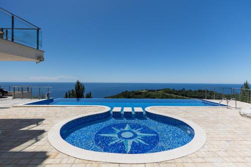 Skyline View Apt & Pool Retreat