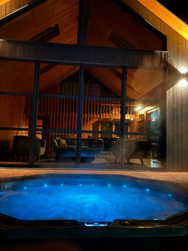 Pezsgőfürdő, Mănăstirii Chalet - Wood, Glass & Silence (Manastirii Chalet - Wood, Glass & Silence) in Pângăraţi