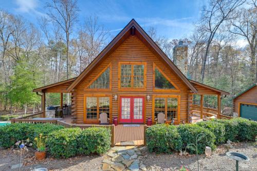 1 Mi to Lake Tillery: Outdoor Retreat w/ Hot Tub!