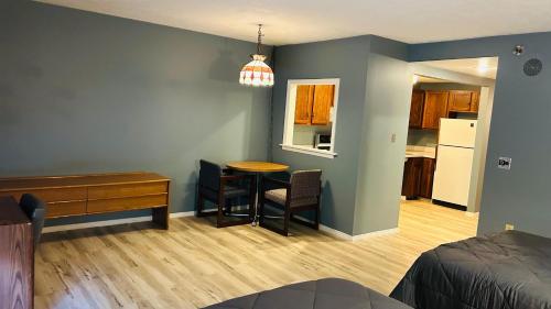 Swan Inn Motel - image 10