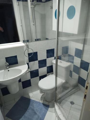 浴室, Waterfront private room, own bathroom in 新海灘區