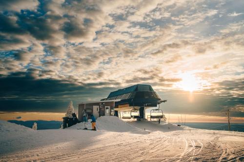 Lakefront and Mountain View - Resort Loft in Lac Superieur (QC)