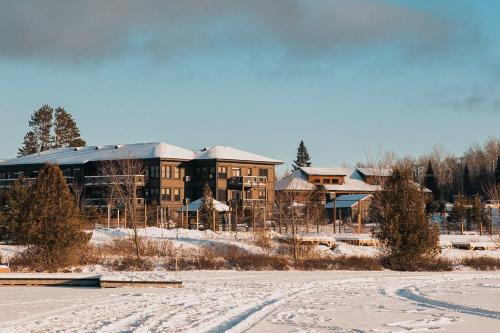 Lake Resort Suite: Views & Amenities in Lac Superieur (QC)