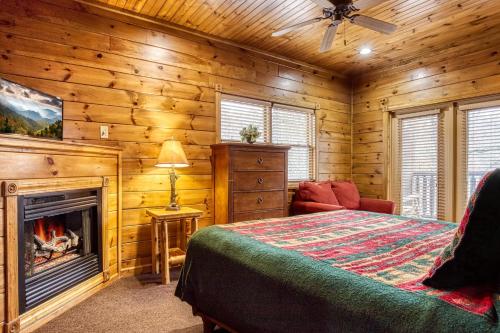 It's 5 O'clock Somewhere Hot Tub Theater Room FREE tickets each paid day Game Room WIFI!!! - image 7