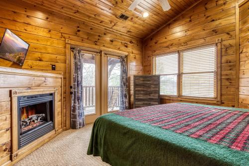 It's 5 O'clock Somewhere Hot Tub Theater Room FREE tickets each paid day Game Room WIFI!!! - image 8