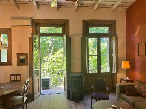 Antique,classy & quiet 3 bedroom and roof terrace apt in the heart of San Telmo, Buenos Aires (photo 2)