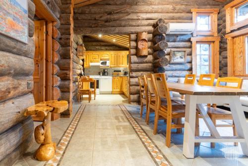 Kitchen, Klasun Maja B by Holiday in Lapland in Palovaara