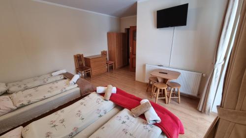 4 twin beds