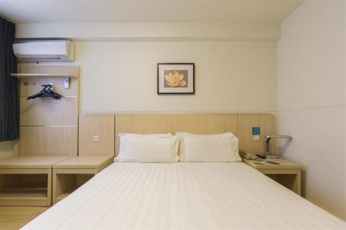 Jinjiang Inn Shanghai International Tourism Area Xiupu Road Located in Shanghai International Tourism and Resorts Zone, Jinjiang Inn Shanghai International Tourism Area X is a perfect starting point from which to explore Shanghai. The property features a wide 