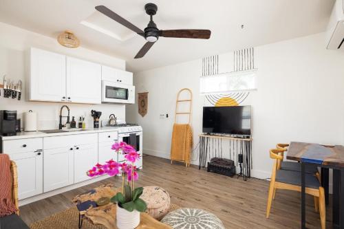 Artist micro-villa with kitchen, firepit & theater - Linda Vista, CA