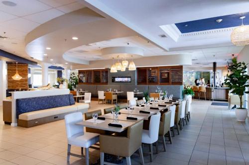 ห้องอาหาร, Hotel Indigo Mount Pleasant By IHG in เมานต์เพลเซนต์ (SC)