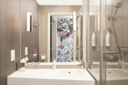Moxy London Heathrow Airport - image 9