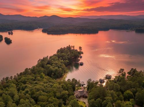 Medley Sunset Cove - Lake Blue Ridge GA in Morganton, USA