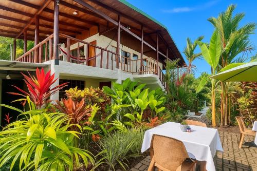 Mi Zaru Sea View Hotel Free Park Tour & Breakfast in Quepos