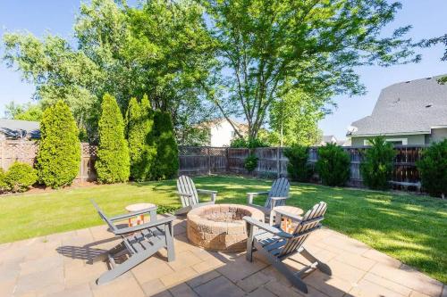 House for 15 with Firepit near The Village - image 9