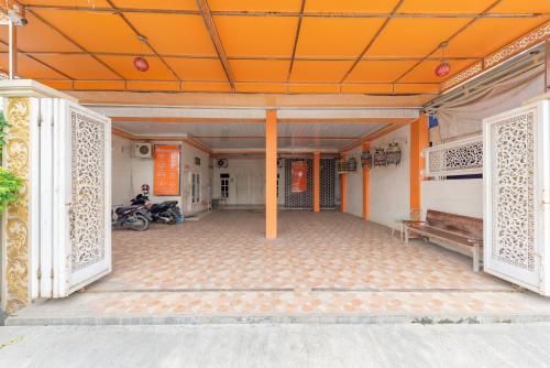 Urbanview Hotel Rifal Home Tegal