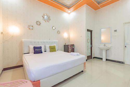 Urbanview Hotel Rifal Home Tegal - 화장실