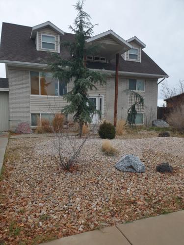 Beautiful home with your own entrance in Sandy