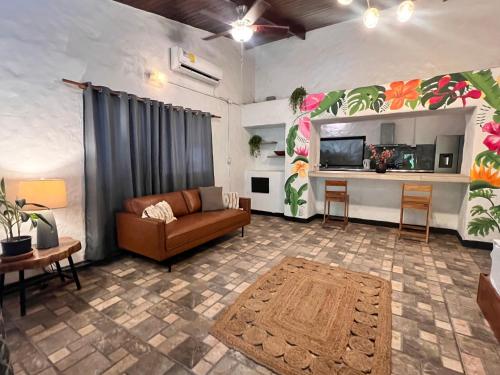 Kika Zaru Free MA Park Tour & Breakfast in Quepos