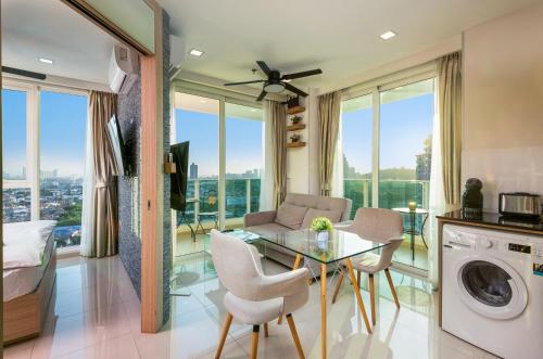 Rare Panoramic Sea, City & Mountain Views - XXL Balcony - 1Gbps Blazing Fast Free WIFI - Pool - Gym - Pool Table - Steam - Sauna - Bar, Pattaya South