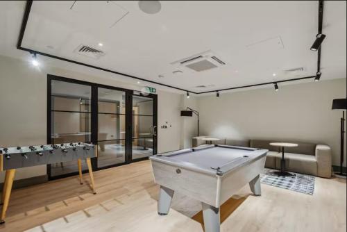 Deluxe 2BR Flat with Cinema Gym Parking & Games - image 11