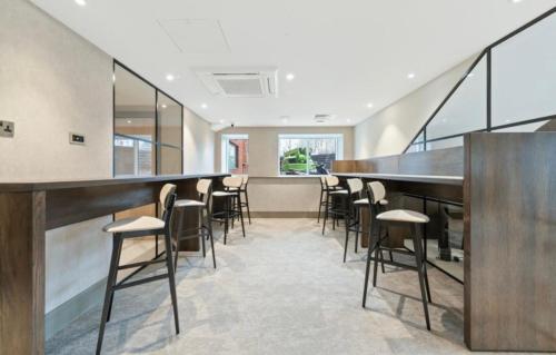 Deluxe 2BR Flat with Cinema Gym Parking & Games - image 10