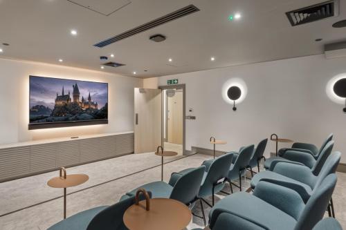 Deluxe 2BR Flat with Cinema Gym Parking & Games - image 12