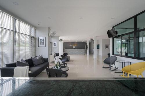 . C2U Hotel Uthai Thani