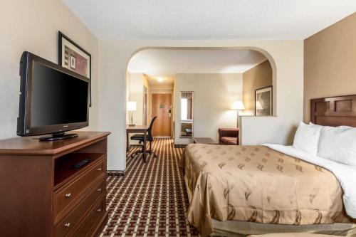 Quality Suites Paducah - image 13