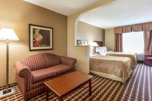 Quality Suites Paducah - image 11