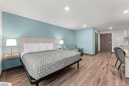 WoodSpring Suites Wilmington Riverfront - image 2