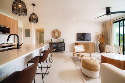 Wooden Tone LUX 2BR Walk to Beach Sky Pool Deck - image 3