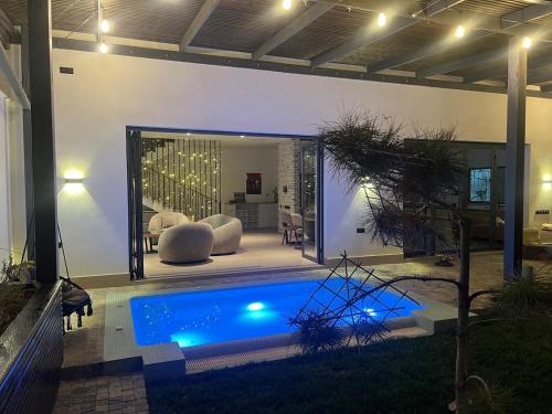 Hi-Tech Oasis Loft Villa with Outdoor Jacuzzi – khách sạn tại Chilanzar District