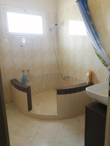 Tuš, Helle Ferienwohnung mit Tiefgarage in Najah