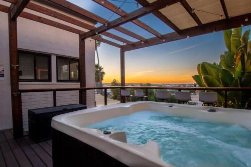 NEW! Great Escape 3 w/ Views, Hot Tub, Games, Safari Tent, Golf in San Diego, USA