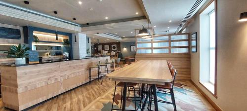 Bar/lounge, B&B HOTEL London Heathrow in Windsor