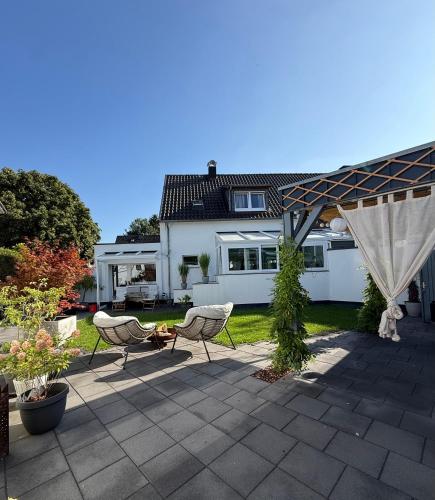 Kert, Gemütliche Doppelhaushälfte mit Garten und Sauna (Gemutliche Doppelhaushalfte mit Garten und Sauna) in Frechen